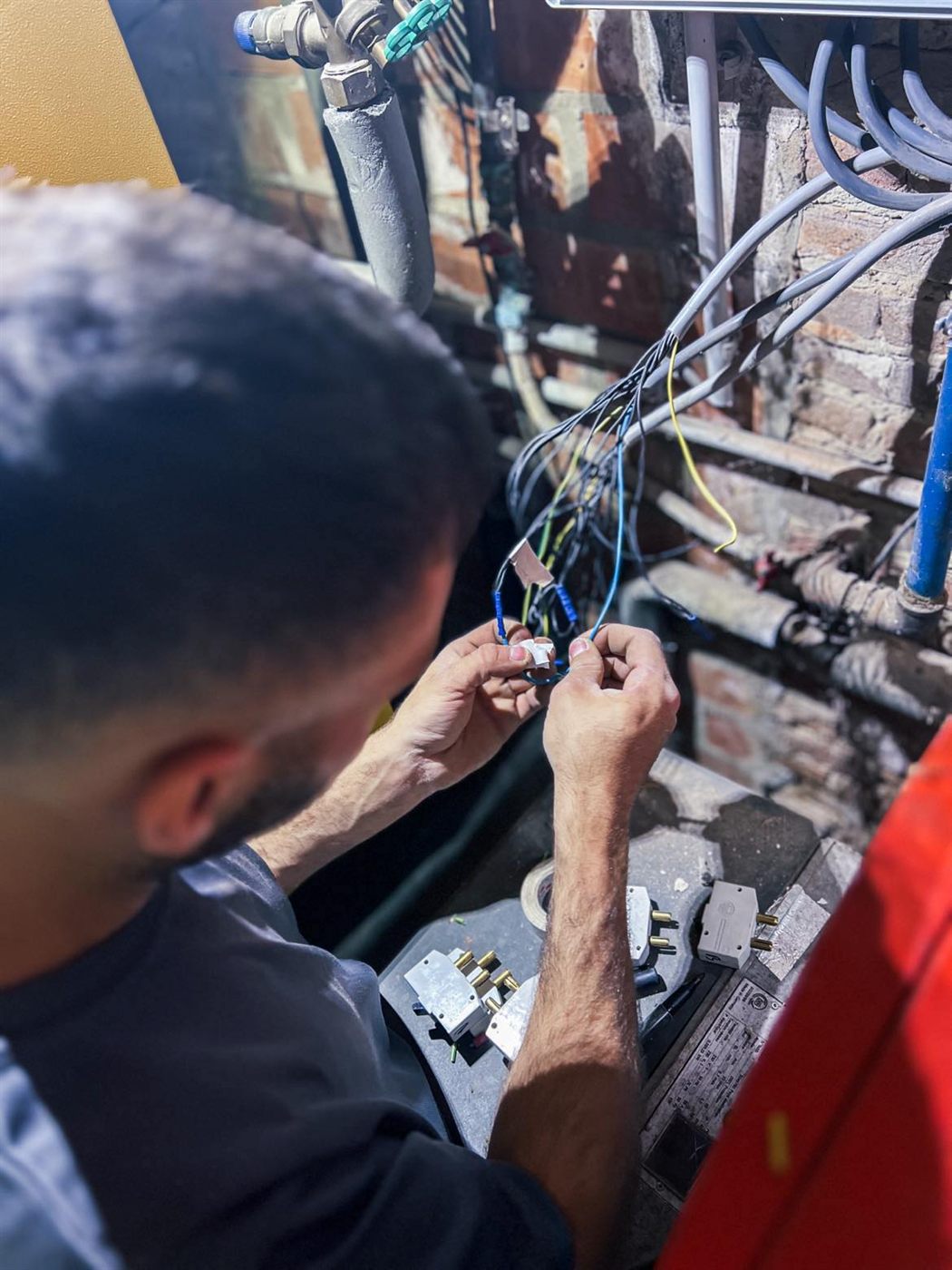 Boris Grifo van Technibo aan het werk aan een elektrische installatie