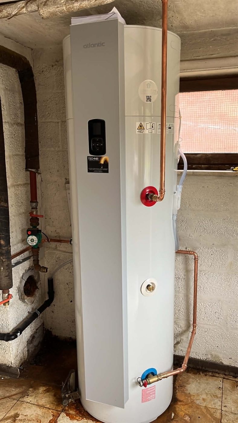 Geplaatste boiler met aansluitingen in een technische ruimte