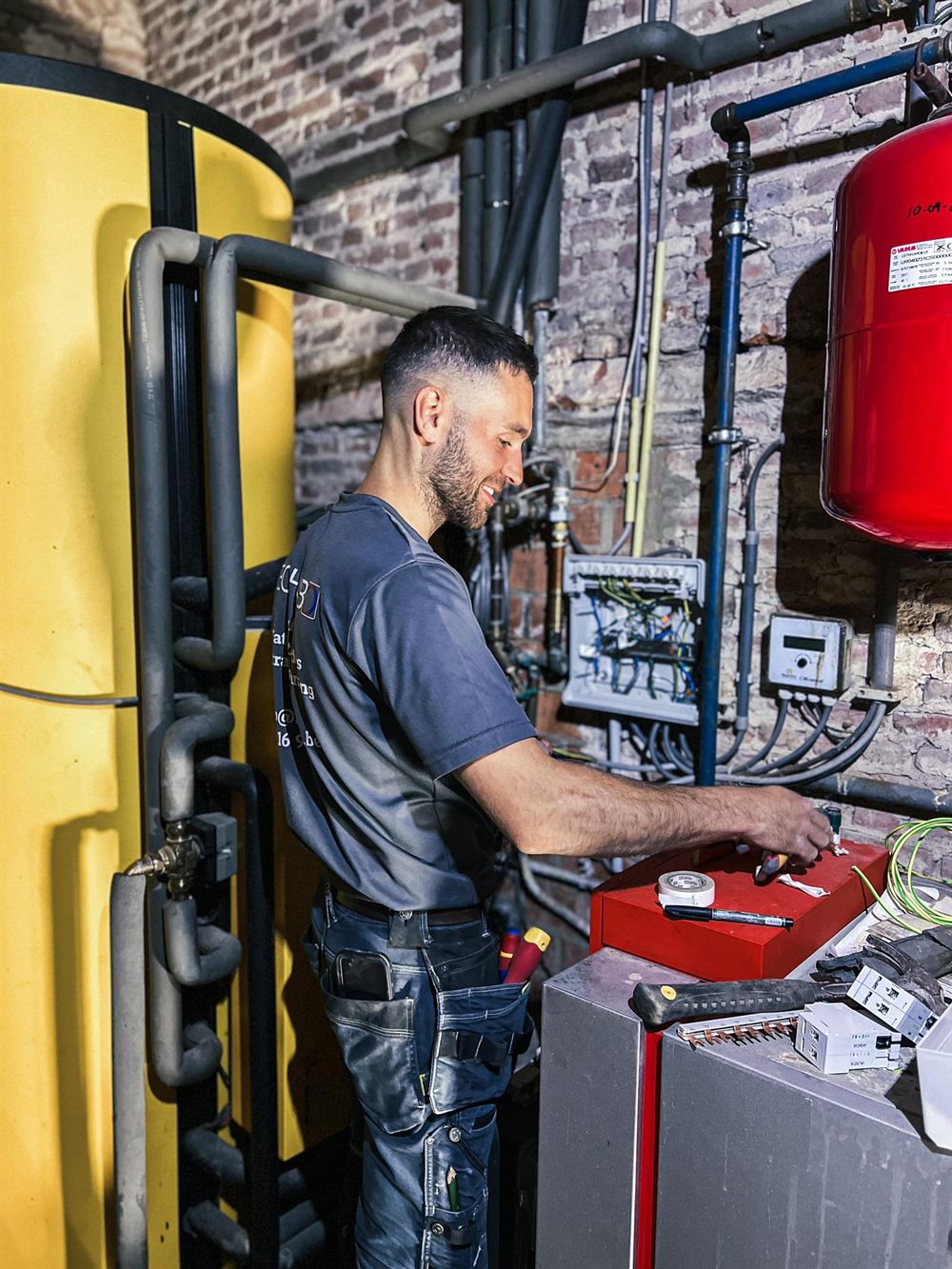 Technibo vakman aan het werk aan een verwarmingsinstallatie